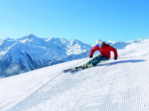 Skifahrer in Gastein im Winter